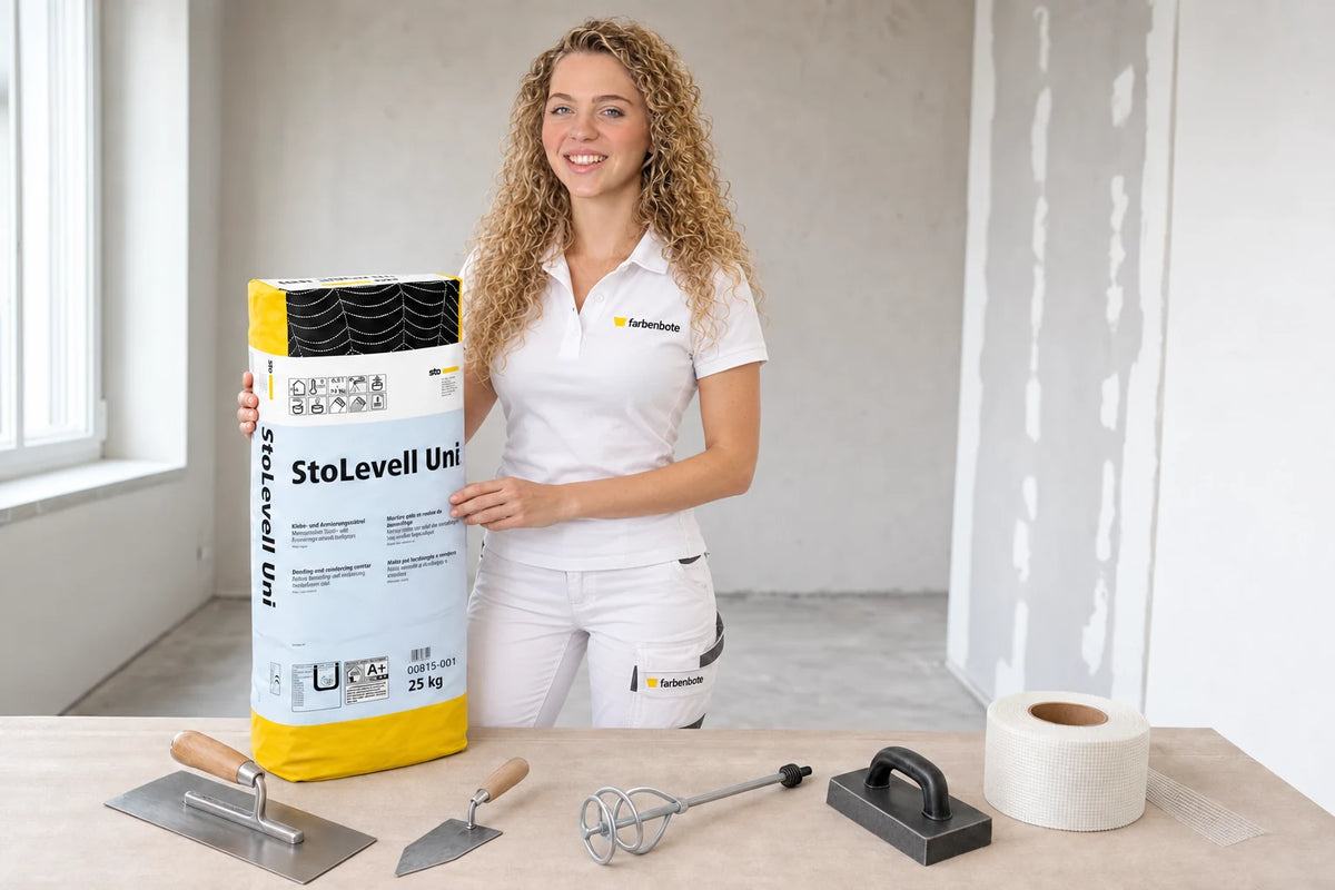Malermeisterin Denise mit StoLevell Uni und passendem Werkzeug