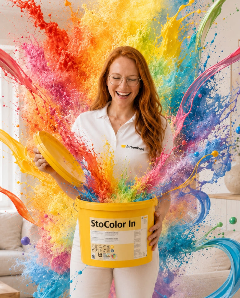 Charleen vom Farbenbote-Team mit gelbem StoColor In Eimer im Sto-Showroom