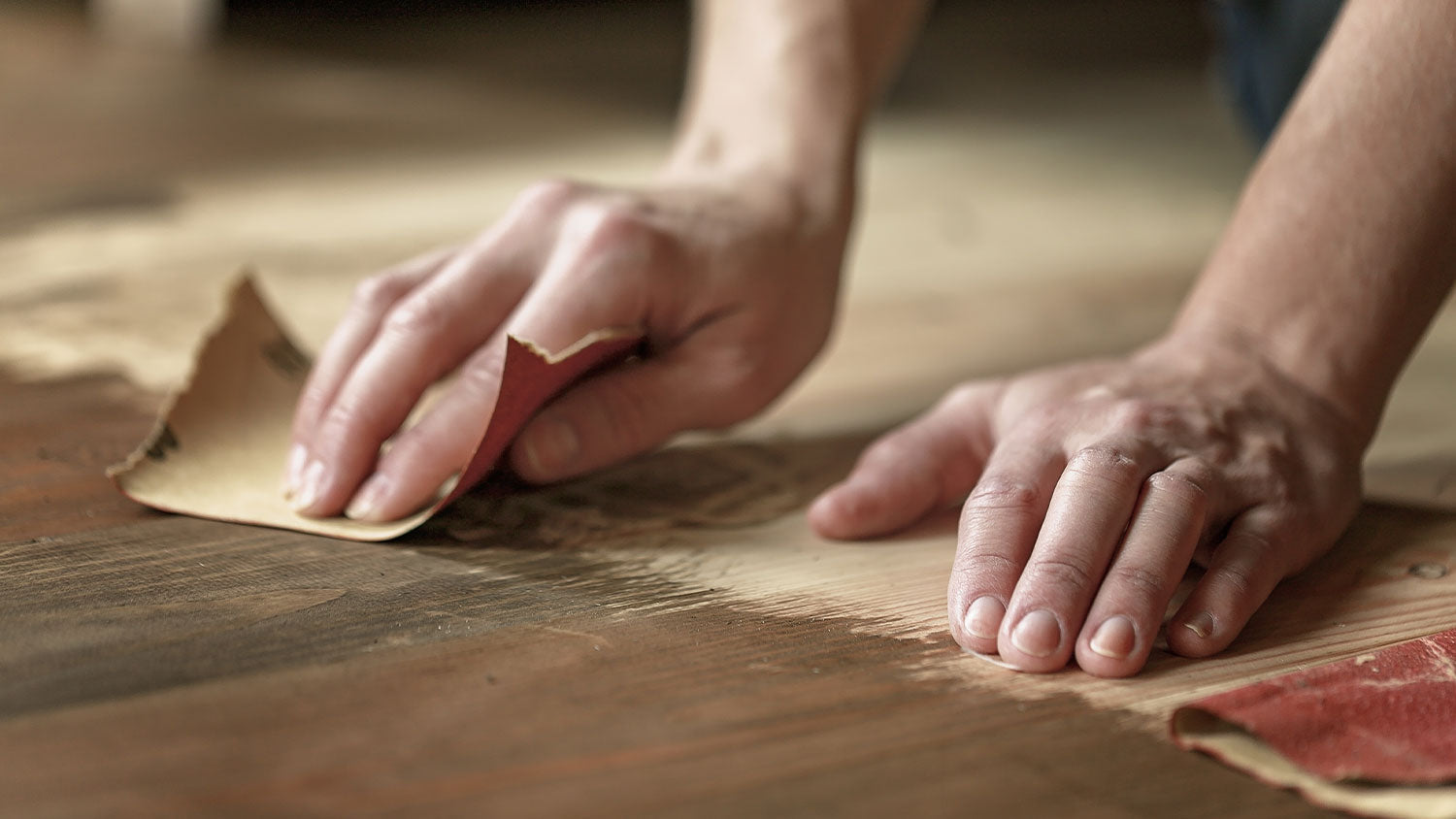 SO LACKIERST DU GEÖLTES HOLZ RICHTIG!