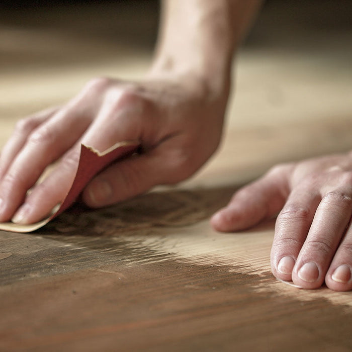 SO LACKIERST DU GEÖLTES HOLZ RICHTIG!