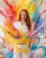 Charleen vom Farbenbote-Team mit gelbem StoColor In Eimer im Sto-Showroom