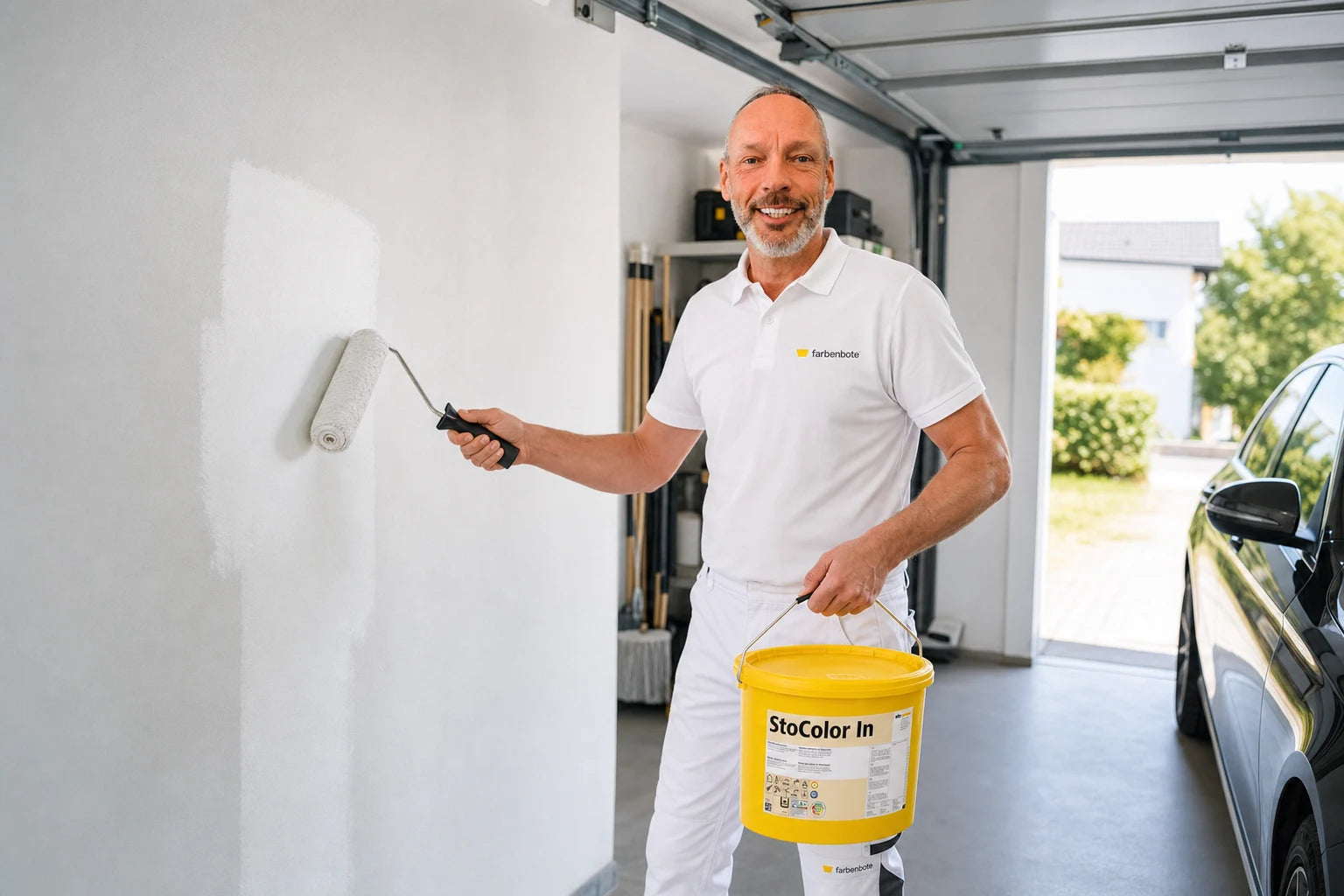 Malermeister Thomas oder Charleen streicht Garagenwand mit StoColor In Eimer — farbenbote Garagenfarbe-Ratgeber