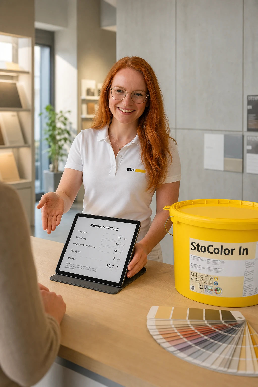 Charleen berät im Farbenbote-Showroom zur passenden Fassadenfarbe